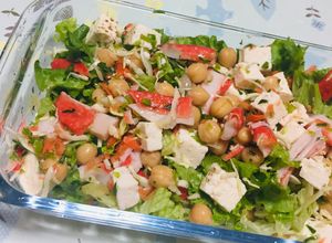 Una foto de Ensalada de Garbanzos con  Tofu, Surimi, Lechuga
