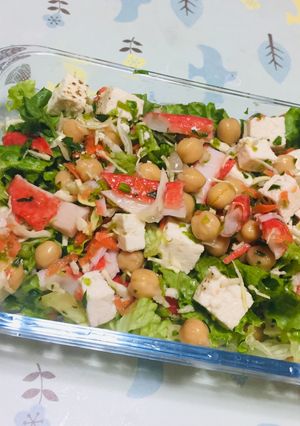 Una foto de Ensalada de Garbanzos con  Tofu, Surimi, Lechuga