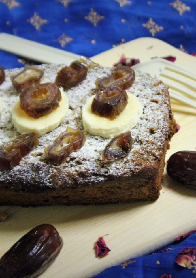 A picture of Banana Dates Cake.