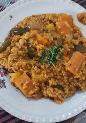 ઘઉં ના ફાડા ની ખીચડી (Wheat Fada Khichdi Recipe In Gujarati) રેસીપી મુખ્ય ફોટો
