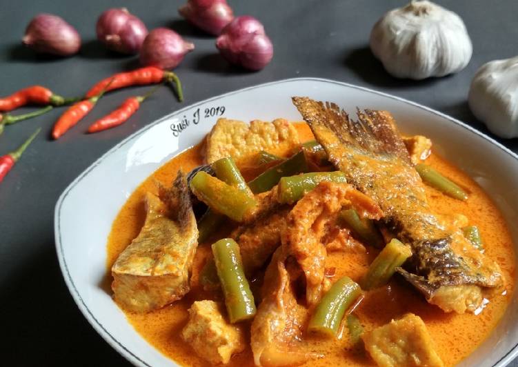 Gulai ikan asin jambal roti