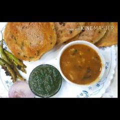 A picture of Aloo kachori.