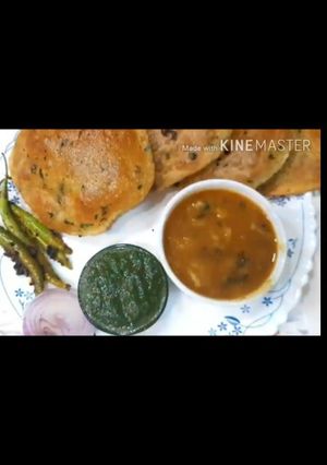 A picture of Aloo kachori.