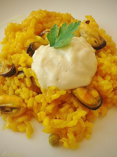 Una foto de Paella de mejillones y alioli