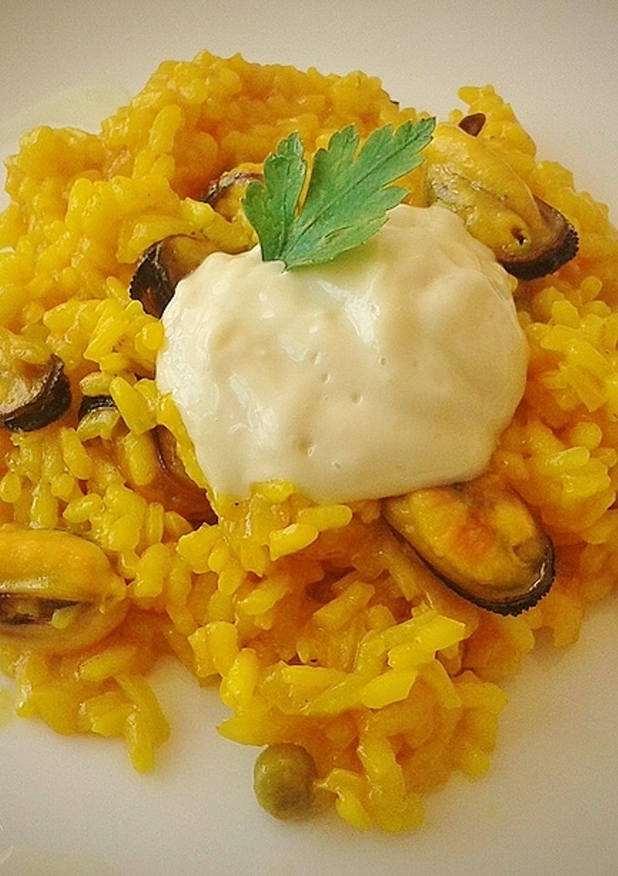 Una foto de Paella de mejillones y alioli