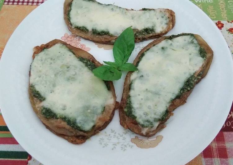 Melanzane con pesto di basilico e formaggio filante