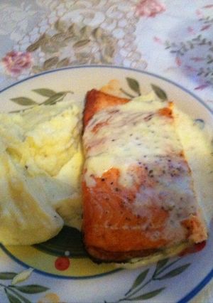 Una foto de Salmón grille con crema de verdeo y puré rústico
