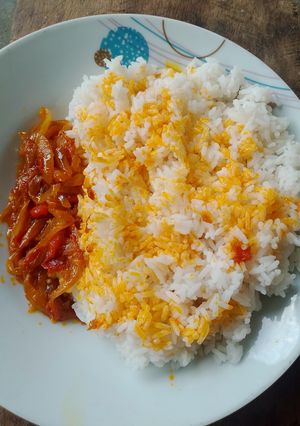 Une photo de Pâte de piment 🌶️ avec huile rouge accompagner de riz 🍚😋