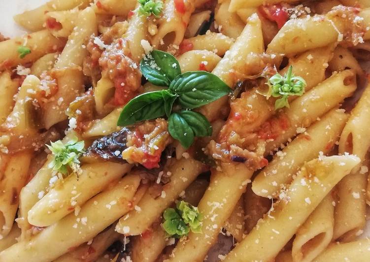 Penne lisce con friggitelli arrostiti, melanzane e pomodori 🌷