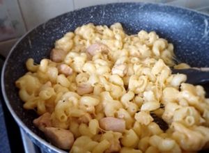Zdjęcie przepisu Makaron z kurczakiem i serem cheddar.