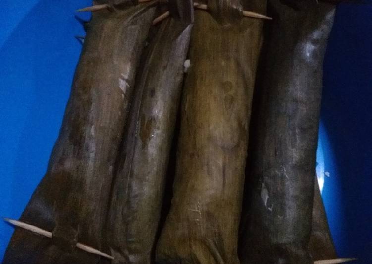 Cara Gampang Menyiapkan 14. Lontong daun pisang rice cooker Anti Gagal