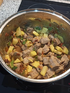 Una foto de Guisado de cerdo con verduras🍲