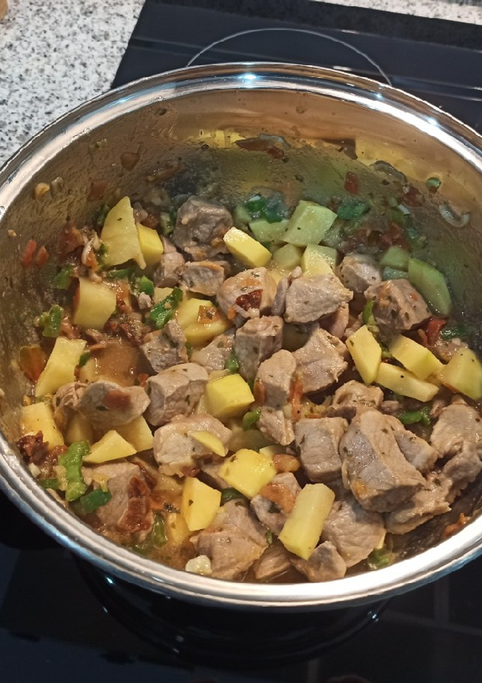 Una foto de Guisado de cerdo con verduras🍲