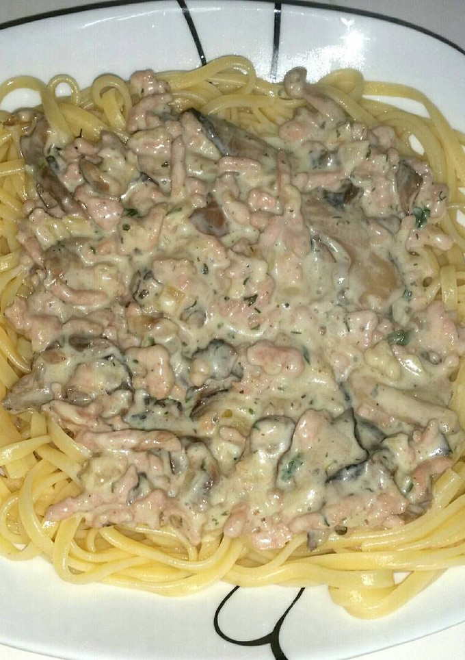 Una foto de Tallarines con setas y pollo