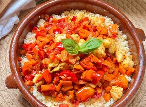 Una foto de Couscous de verduras y pollo en freidora de aire