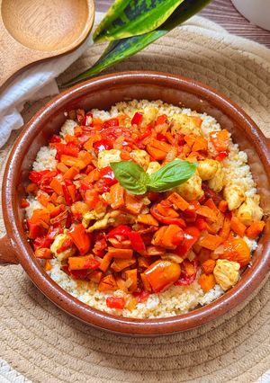 Una foto de Couscous de verduras y pollo en freidora de aire