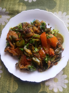 शिमला मिर्च सेमि फ्राइड सब्जी(shimla mirch semi fried sabzi recipe in hindi) रेसिपी मुख्य फोटो