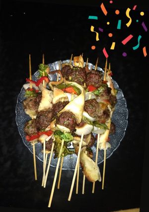 Una foto de Brochetas de albóndigas