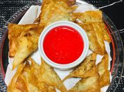 Una foto de gyozas fritas