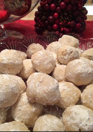 A picture of Mexican Wedding Balls.