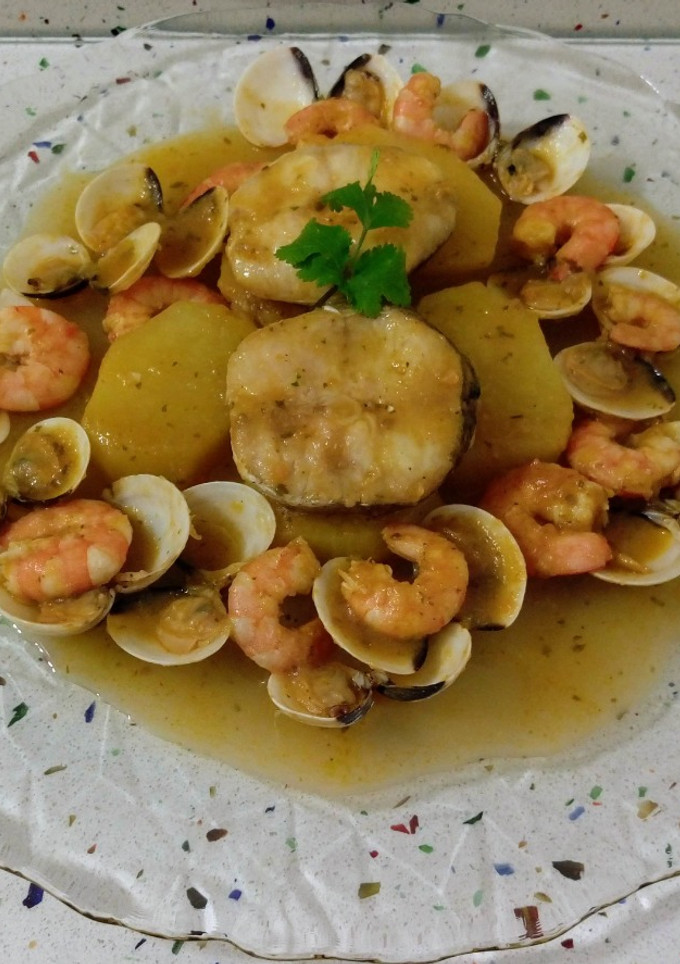 Una foto de Guiso de merluza, almejas y langostinos