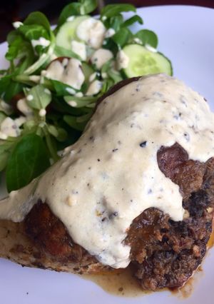 Töltött csirkecomb borsmártással🐓🍗🥗 recept fotója