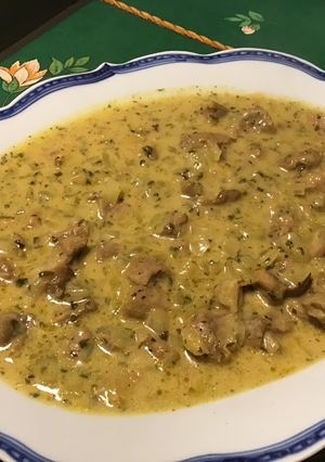 Une photo de Agneau mariné sauce yaourt, prune, curry, gingembre et coriandre