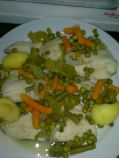 Una foto de Merluza con verduras al limón
