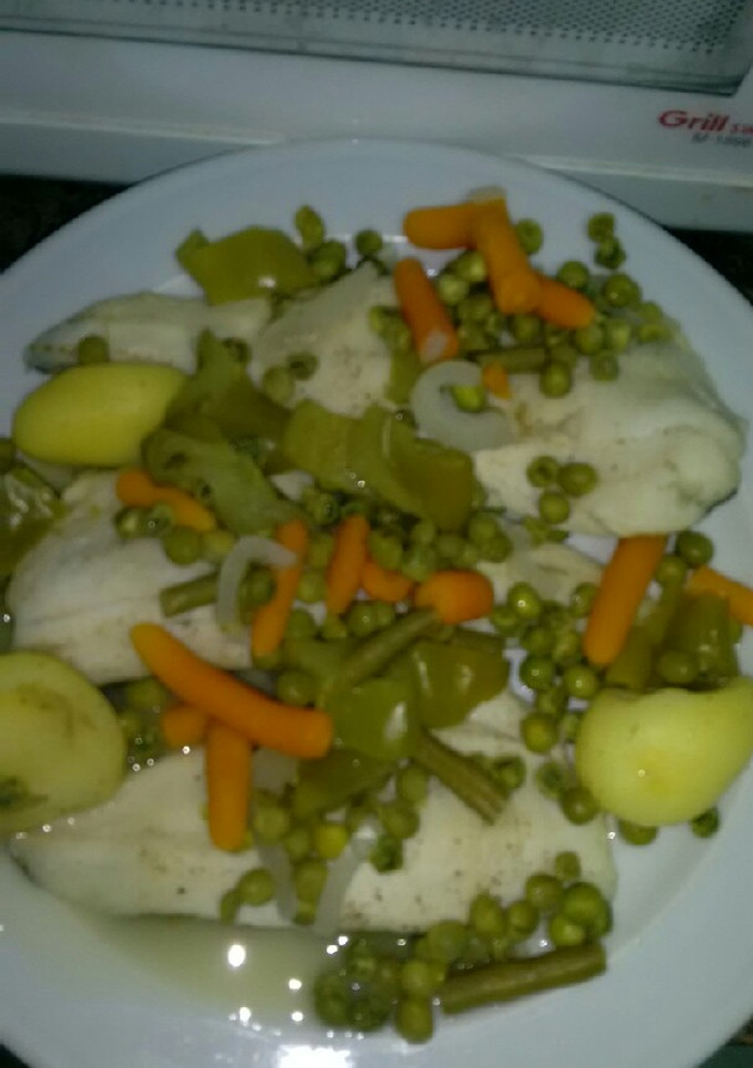 Una foto de Merluza con verduras al limón