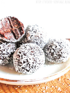 Una foto de Trufas sanas de chocolate y coco. Sin azúcar, sin gluten y sin lactosa!! Son riquísimas y cremosísimas!!