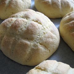 A picture of ‘Melon Pan’ (Buns covered with Cookie Crust).