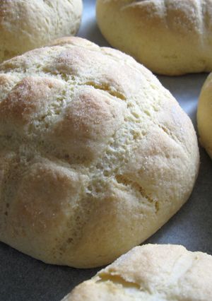 A picture of ‘Melon Pan’ (Buns covered with Cookie Crust).