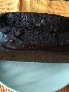 Una foto de Bizcocho vegano. Algarroba y flor de azahar
