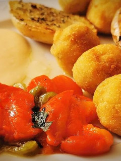 Una foto de Croquetas de bacalao con pimientos asados y patatas