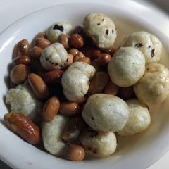 A picture of Roasted peanuts and makhana.