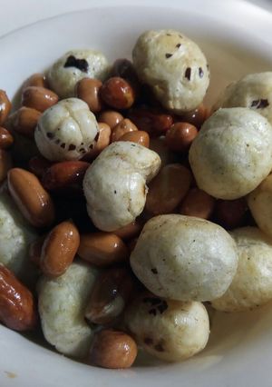 A picture of Roasted peanuts and makhana.