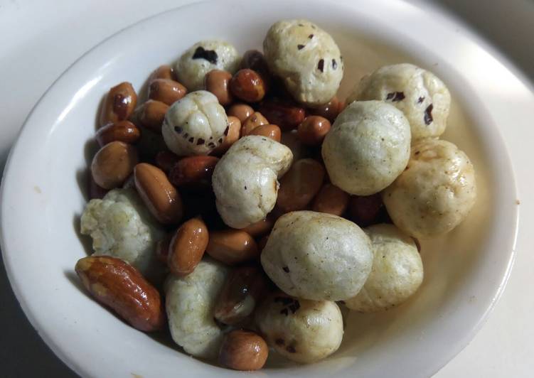 Roasted peanuts and makhana