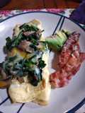 Omelette con espinacas y champiñones