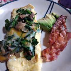 Una foto de Omelette con espinacas y champiñones