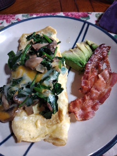 Una foto de Omelette con espinacas y champiñones