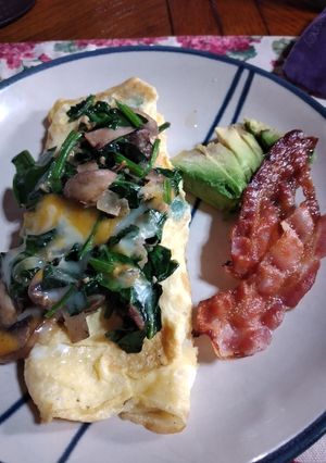 Una foto de Omelette con espinacas y champiñones