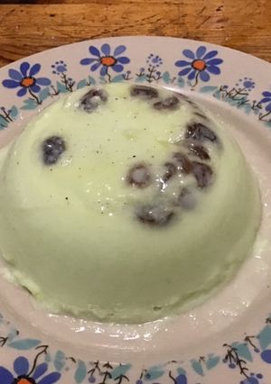 Une photo de Crèmes pistache vanille et raisins de corinthe
