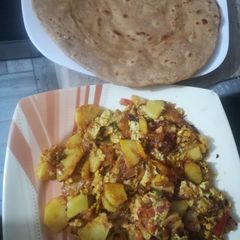 A picture of Omelet with lachadar paratha.