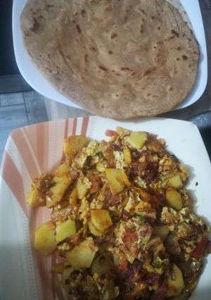 A picture of Omelet with lachadar paratha.