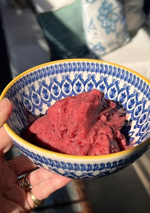 Una foto de Helado saludable 🍌🍓🫐🍒