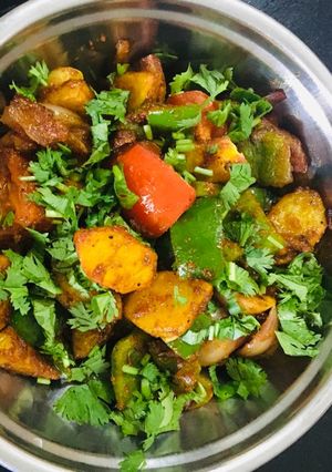 આલુ કેપ્સીકમ (Aloo Capsicum Recipe In Gujarati) રેસીપી મુખ્ય ફોટો