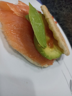 Una foto de Bocata de salmón con aguacate y tomate
