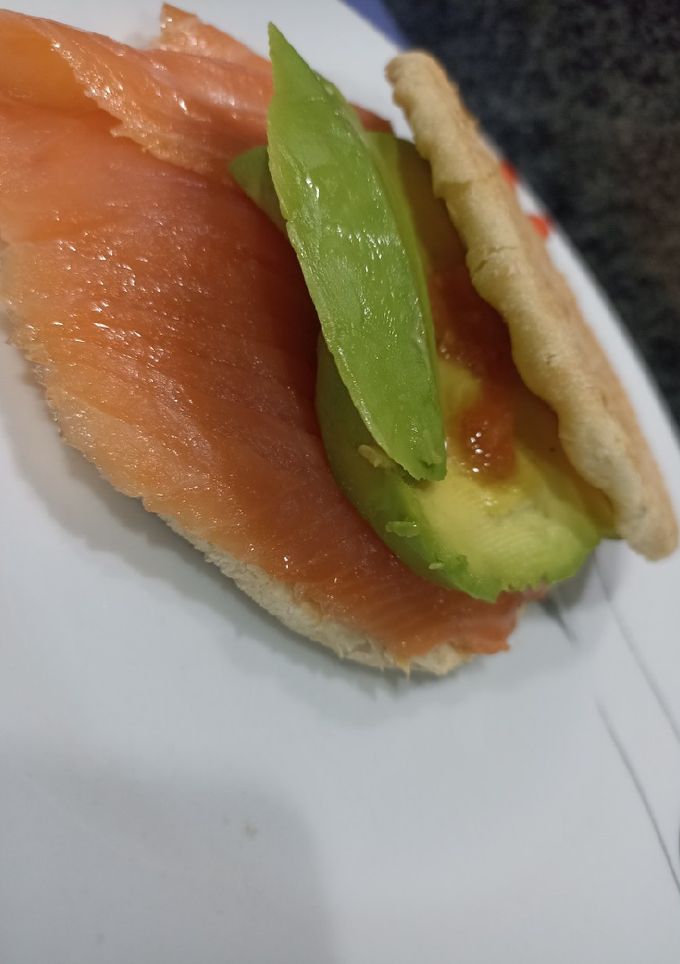 Una foto de Bocata de salmón con aguacate y tomate
