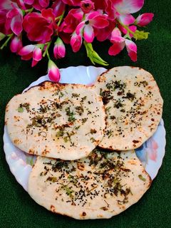 বাটার গার্লিক নান(butter garlic naan recipe in Bengali) রেসিপির প্রধান ছবি