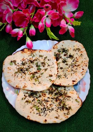 বাটার গার্লিক নান(butter garlic naan recipe in Bengali) রেসিপির প্রধান ছবি